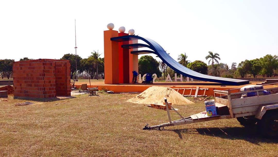 Obras de construção de fonte na  entrada da cidade são retomadas