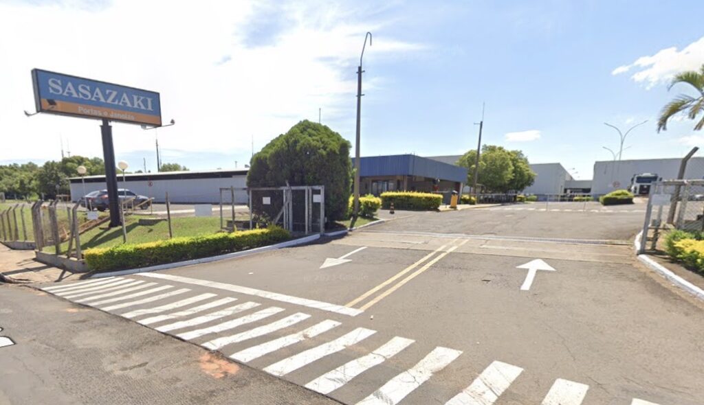 Entrada da fábrica da Sasazaki em Marília (SP), com placa da empresa e portaria