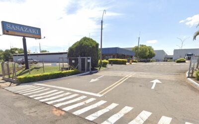 Entrada da fábrica da Sasazaki em Marília (SP), com placa da empresa e portaria