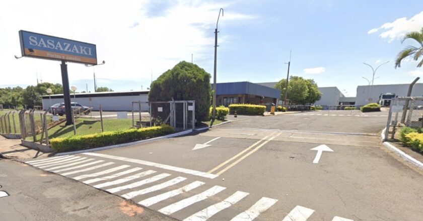 Entrada da fábrica da Sasazaki em Marília (SP), com placa da empresa e portaria